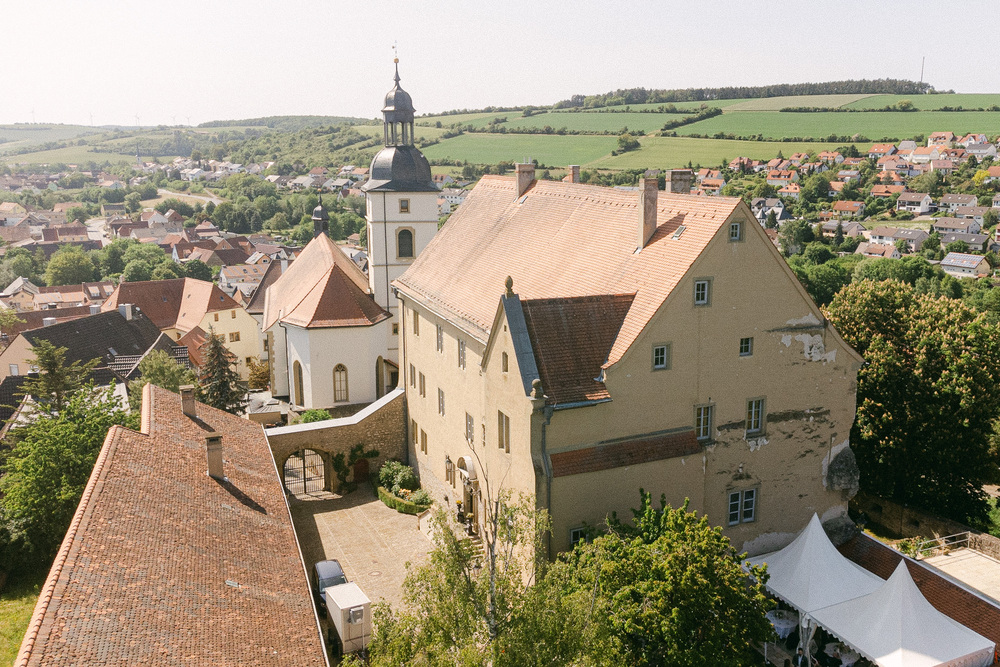 Dronenfoto von der Hochzeitslocation Burg Arnstein in Bayern.