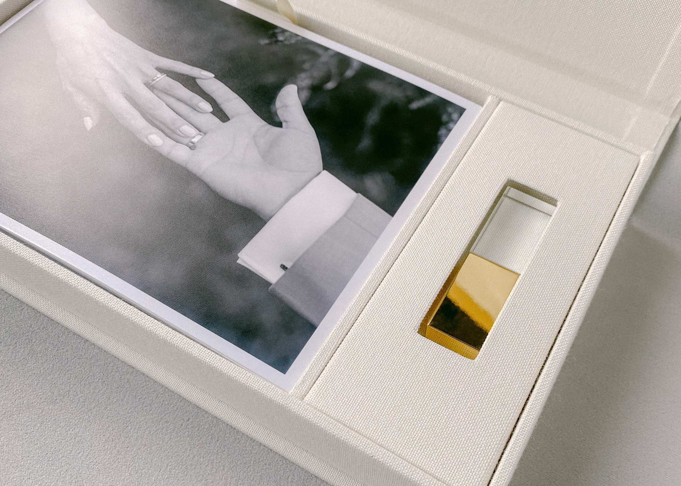 Foto von der individuellen Wedding Box von Cathrin und Leon mit Fine Art Prints und USB Stick zur Aufbewahrung der Fotos.