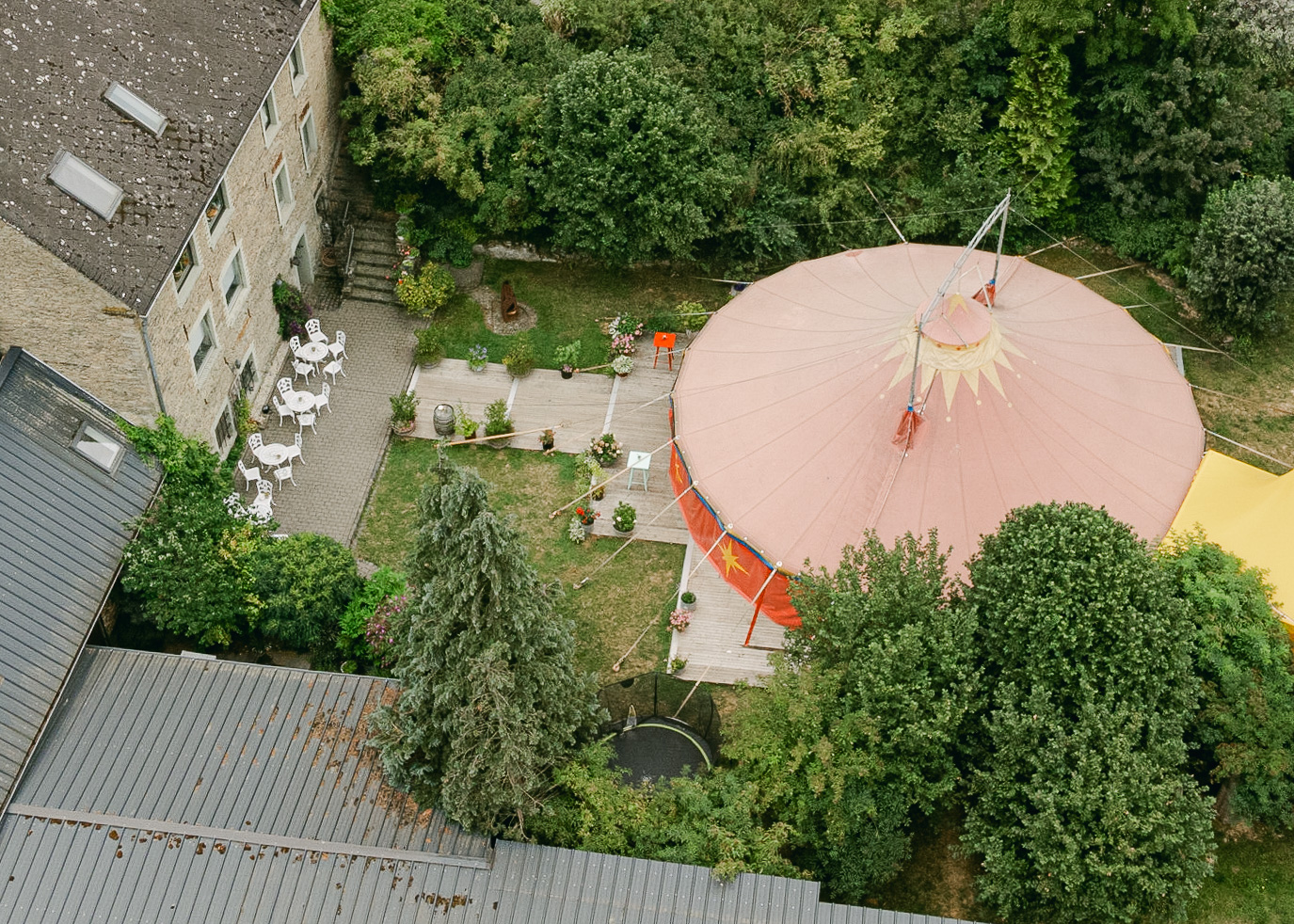 Dronenfoto von der Hochzeitslocation Café Blütezeit in Hessen.